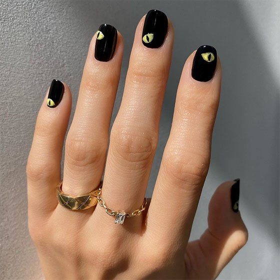 Pásate a las uñas oscuras y llévalas decoradas o sin decorar con la gama de esmaltes de essie.