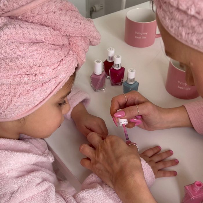 Ideas de uñas para comunión| Essie