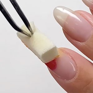 Uñas pride posar esponja en una