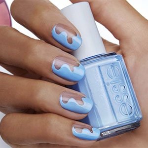 ¿Quieres estar a la moda? Pues entre tus uñas primavera-verano 2021 no pueden faltar unas uñas onduladas trabajadas sobre fondo transparente. El color azul pastel Bikini so teeny encima de la base Strong start de essie es un combo de nivel.