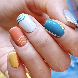 Las uñas abstractas son, sin duda alguna, las uñas primavera-verano 2021 que más se llevan ahora mismo. Hazlas realidad con cualquiera de los tonos de la amplísima colección de esmaltes de essie.