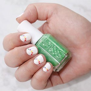 La manicura con puntos lleva años triunfando y no podía faltar en esta selección de uñas primavera-verano 2021. Crea los círculos con los tonos de la gama de esmaltes de essie que prefieras y llena tus manos de alegría y color.