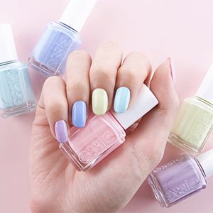 ¿Unas primavera-verano 2021 que tienes que dominar? La manicura francesa multicolor en clave pastel. En essie encontrarás los tonos que necesitas para que tus manos sean golosas, golosas.