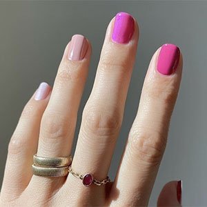La manicura francesa multicolor en tonos fucsias —o en cualquier color vivo que te apetezca— es otro must de tus uñas primavera-verano 2021. ¡Viva el color de mano de los esmaltes de essie! 