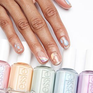 Otro tendención de uñas para esta primavera-verano 2021 son los dibujos en clave minimal sobre base transparente. Utiliza los tonos pastel de la amplísima gama de esmaltes de essie y enamórate de tu manicura.