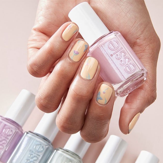 No te pierdas ninguna de las tendencias de uñas de esta primavera-verano 2021 con las distintas gamas de esmaltes de essie. ¡Un montón de tonos y acabados a tu disposición!