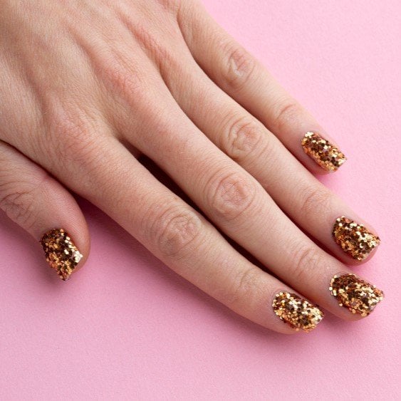 Brilla como nunca: combina esmaltes Essie para uñas con purpurina perfectas