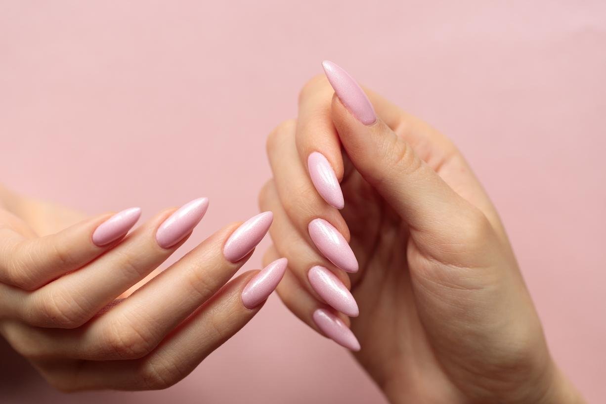 uñas color rosa bebé