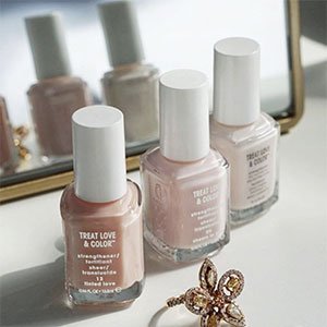 ¿Quieres unas uñas pintadas a la última pero también unas uñas sanas? Justo para eso está la gama de esmaltes Treat, Love & Color de essie. Tendencia y cuidado no son incompatibles.