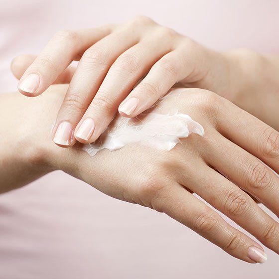 Consigue unas uñas sanas con los cuidados de essie y con la gama de esmaltes Treat, Love & Color de la misma marca. ¡La salud de tus uñas es importante!