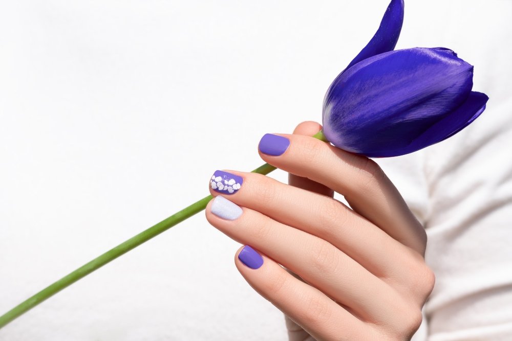 Manicura morada en Semana Santa