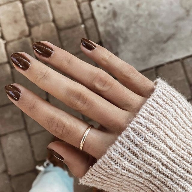 Las uñas en tonos marrones triunfan y con la amplísima colección de esmaltes de essie tienes un montón de tonos donde elegir. ¡Echa un buen vistazo a la gama expressie y escoge!