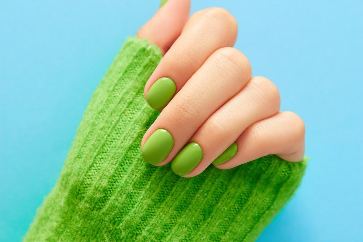 verde pistacho uñas