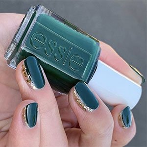 Esta manicura verde nos parece top para todos tus eventos. El fondo trabájalo con dos capas del dorado Penny Tal y el puntazo verde déjalo en manos del esmalte Go Overboard de essie.