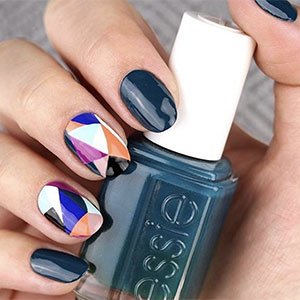 La manicura verde geométrica es cool la mires por donde la mires. Haz realidad esta versión apoyándote en el verde Go Overboard de essie.