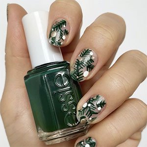 Una manicura navideña es justo lo que necitas para estas fiestas. Esta supersencilla solo implica una base de las de essie y a los tonos Go Overborad, Blanc y Gadget Free. ¡Nada más!