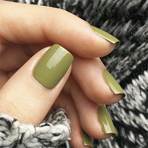 La manicura verde tiene un nuevo representante superpotente. Se trata del tono verde oliva y puedes conseguirlo tal cual con el esmalte Win me over de essie.La manicura verde tiene un nuevo representante superpotente. Se trata del tono verde oliva y puedes conseguirlo tal cual con el esmalte Win me over de essie.