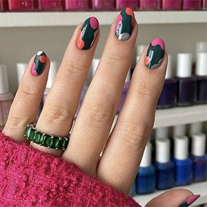 En esta manicura verde psicodélica, sin duda hay un esmalte clave en todo el proceso. Se llama Go Overboard de essie y va a soportar el peso de todo.