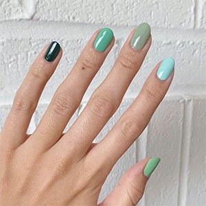 La manicura verde formato arcoíris también es una moda infalible. Recréala de la mano de los esmaltes  Go Overboard, Rome Around, Naughty Nautical y Mint candy apple de essie.