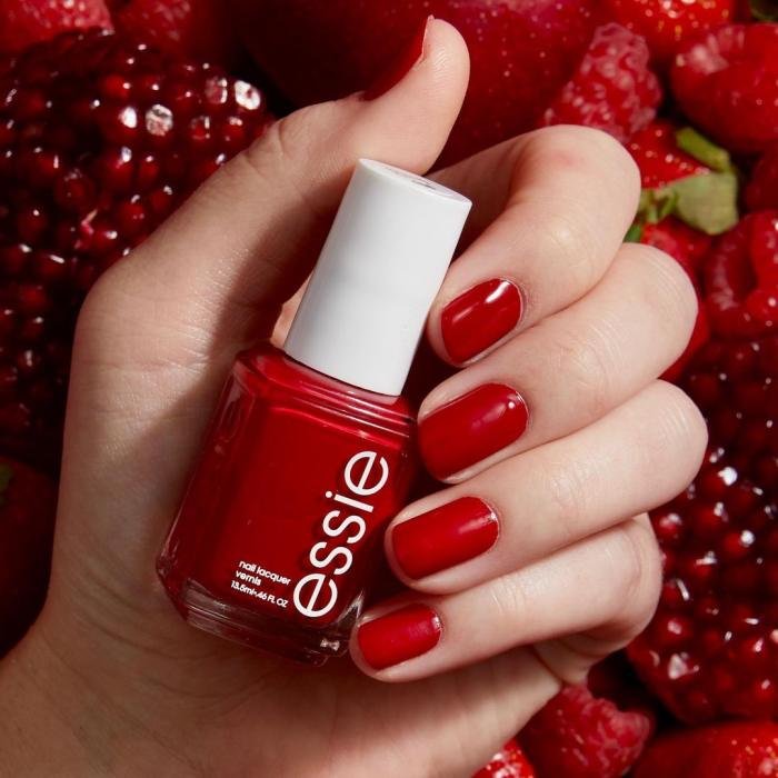 Que color de unas usar si llevas un vestido rojo Essie