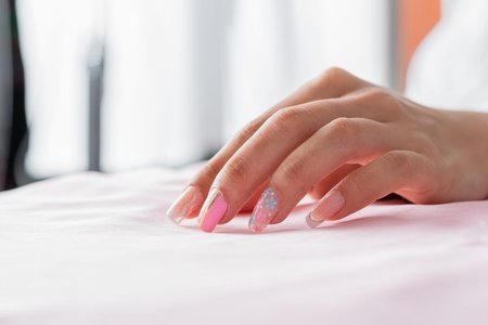 Uñas efecto cristal: la manicura más elegante y translúcida
