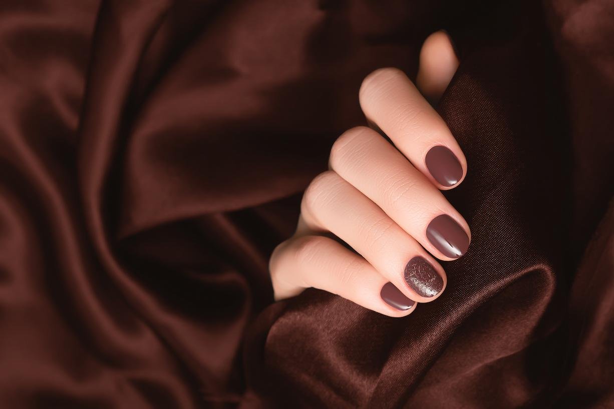 Manicura en tonos tierra: elegancia natural para tus uñas