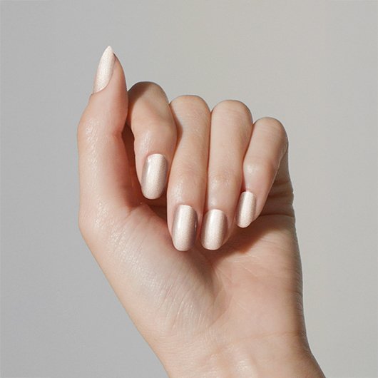 coleccion_essie_x_blanca_nieves_de_disney_reclaim-the-mirrror-hand