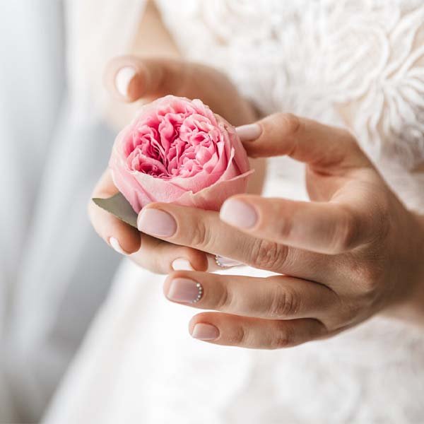 sencillas uñas para novias elegantes
