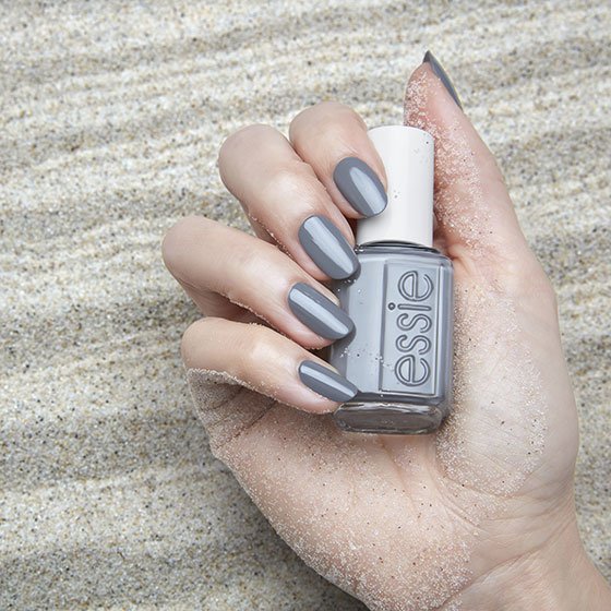 essie esmalte de uñas color gris Serene Slate manos