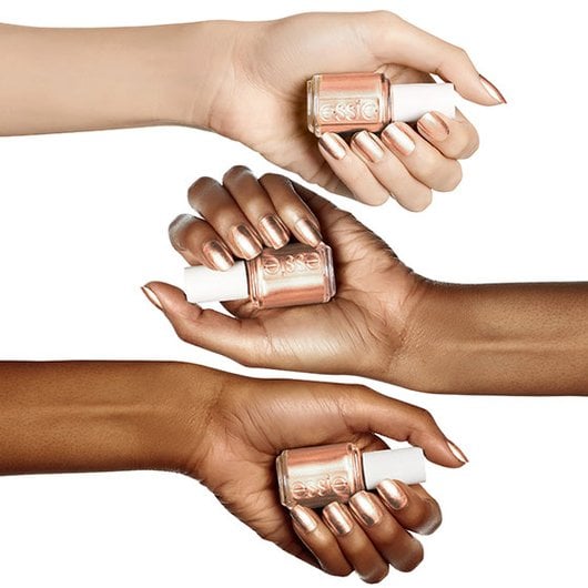 essie esmalte de uñas color metalizado Penny Talk manos