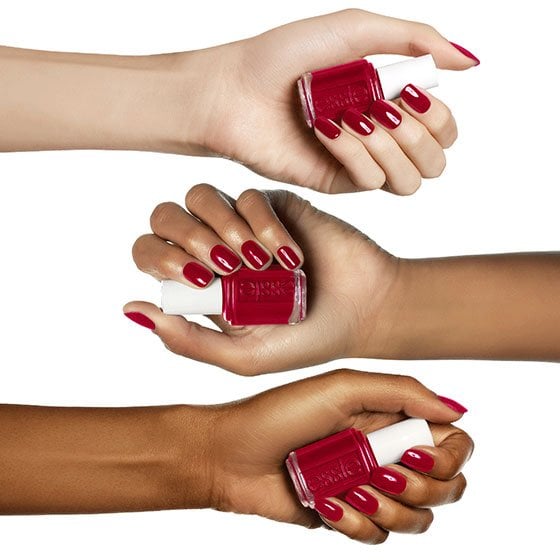 essie esmalte de uñas color rojo Maki me Happy manos